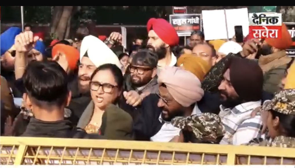 ActivistPreeti's tweet image. सिखों का अपमान, नहीं सहेगा हिंदुस्तान।

संसद में राहुल गांधी द्वारा सिख समाज के प्रति की गई आपत्तिजनक टिप्पणी के विरोध में आज दिल्ली भाजपा सिख प्रकोष्ठ के कार्यकर्ताओं के साथ कांग्रेस मुख्यालय पर आक्रोश प्रदर्शन किया।
#SikhProtest @Virend_Sachdeva @PavanRanaRSS @narendramodi