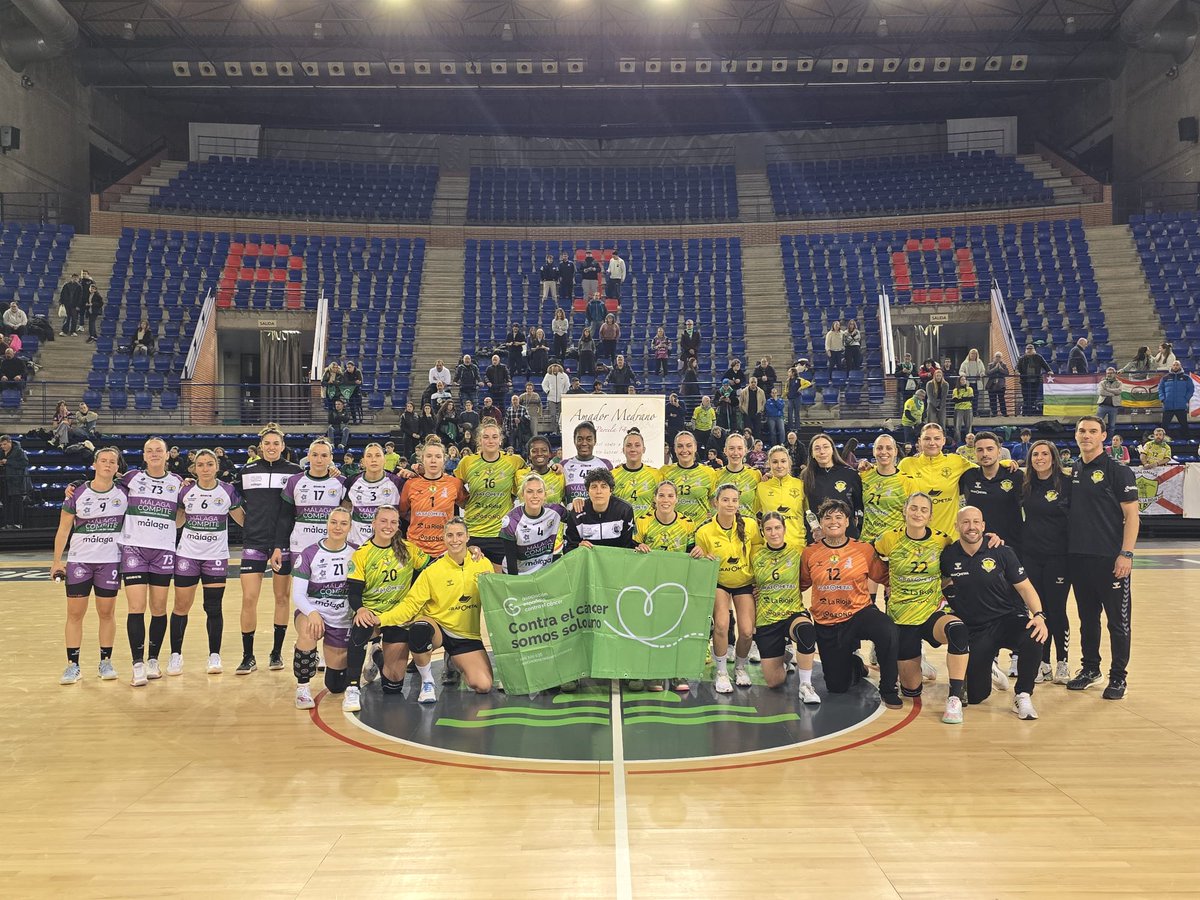 BMSportingLR's tweet image. Rivales en la pista, unidos fuera de ella.
Hoy levantamos la pancarta por quienes luchan cada día con valentía.

El balonmano femenino también dice fuerte y claro: contra el cáncer, juntos. 🎗️

#SienteSporting💚💛
#DiaMundialContraelCancer
@contraelcancer4