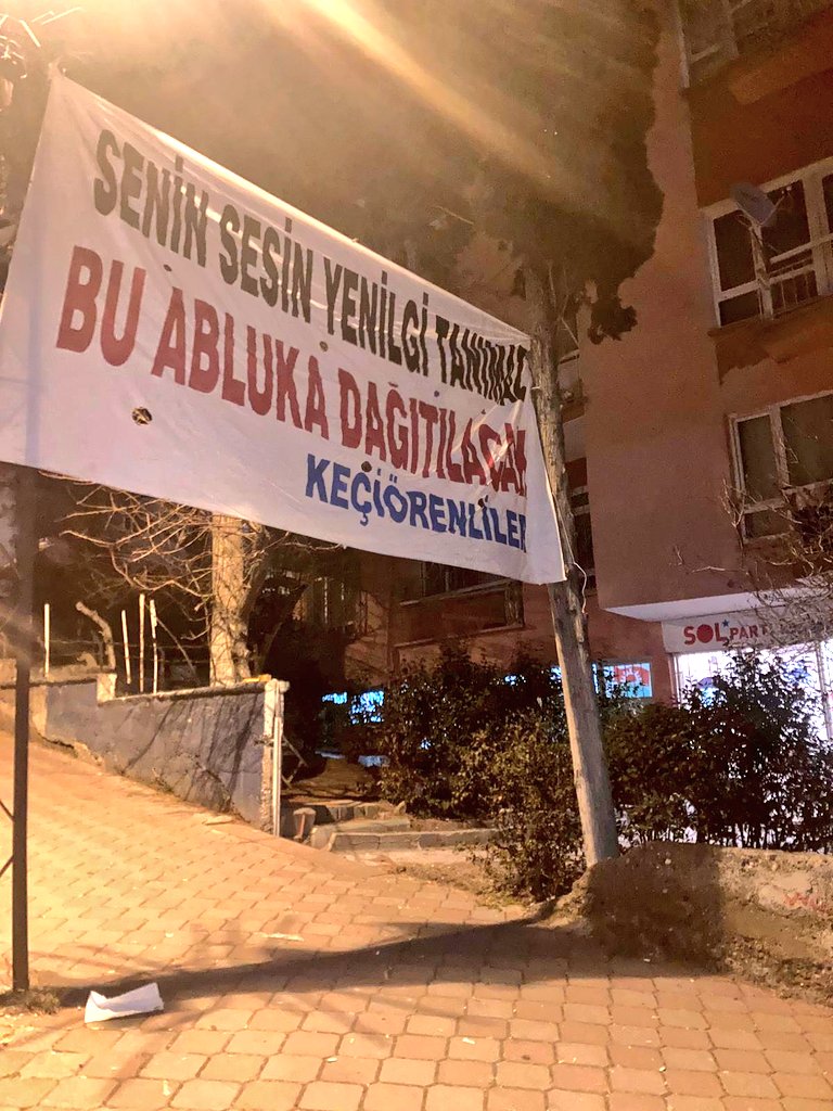 Bu gece Ankara Keçiören İlçe binamıza birkaç şeriatçı çapulcu tarafından yapılan provakatif saldırıya karşı buradayız! 

Bu abluka dağıtılacak, bu karanlık yenilecek.