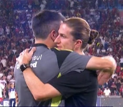 pasqual4's tweet photo. Filipe Luis: me ensina a jogar como você 

Pezzolano: No puedes no tienes a Paulinho Paula  kkkk

Filipe Luis: 😭😭😭 https://t.co/DDsP9deaov