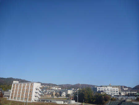 【2026年02月05日09時の空】日立市役所は、晴れています。今日は高気圧に覆われて晴れますが、湿った空気の影響で雲が広がるときもありそうです。日中の気温は平年よりも高くなる見込みです（市役所での最高気温１５℃）。明日は、晴れ時々曇りの予想です(最低気温２℃、最高気温１６℃）。#日立市天気