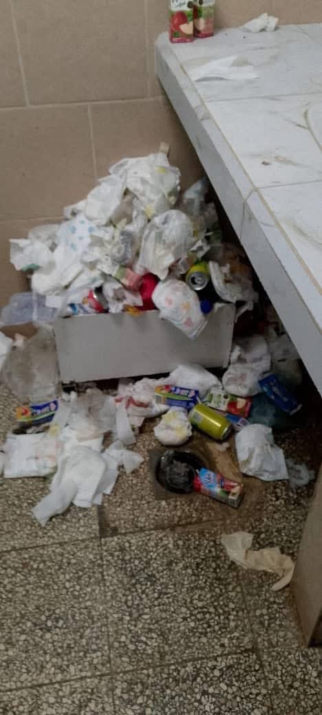 CUBA 🇨🇺 

DENUNCIA PÚBLICA 🚨

Hospital Fe del Valle Ramos

Esto no es una imagen aislada ni un montaje.
Es la realidad ahora mismo dentro de un hospital en Manzanillo, provincia Granma.

La fotografía muestra basura acumulada y desechos regados en áreas internas del hospital, en