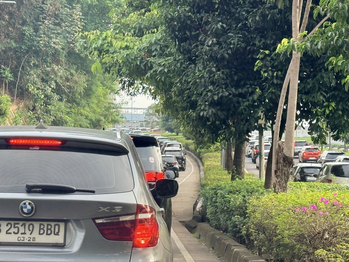 ⁦<a href="/RadioElshinta/">Radio Elshinta</a>⁩ Macet Parah Keluar Tol Cilandak dan Dari Citose Ke Antasari karena TL Abuba Cipete belum dimatikan satu arah ke Blok M ⁦<a href="/pramonoanung/">Pramono Anung (IG : @pramonoanungw)</a>⁩ ⁦<a href="/DKIJakarta/">Pemprov DKI Jakarta</a>⁩ ⁦<a href="/TMCPoldaMetro/">TMC Polda Metro Jaya</a>⁩