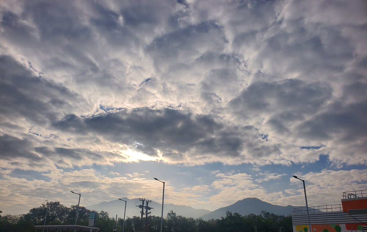 ItTomocch's tweet photo. 幻想的な空じゃない？
朝一 おはよー👋😆✨☀️
#幻想的
#空 https://t.co/wNZeegwj4r