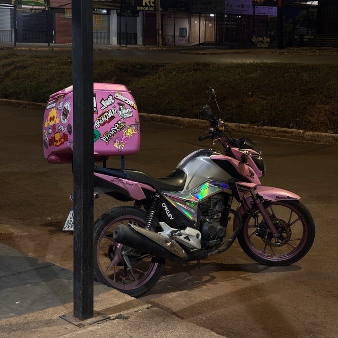 zara larsson escreve Deus com d minúsculo e vira uma moto