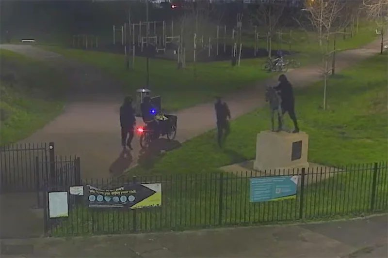 💥Al amparo de la noche 🌙, un grupo de ladrones robó la estatua de un legendario campeón mundial de boxeo🥊 sin que la policía haya dado con su paradero 😱. ¡Chécalo aquí! ➡️n9.cl/civeo
Síguenos por @unanimodeportes
#Somosunanimo