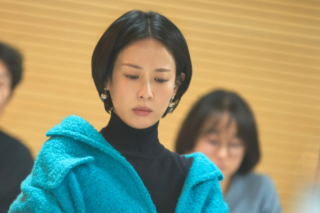infodrakor_id's tweet photo. Pembacaan naskah drama Coupang Play #TheAffairIsNotTheProblemRightNow : #KimHyeSoo #ChoYeoJeong #KimJiHoon #KimJaeChul
Drama black comedy Play tentang dua pasangan tetangga: satu pasangan influencer yang kelihatan bahagia, dan satu pasangan dokter yang lagi ribut cerai.
Awalnya kelihatan cuma soal selingkuh, tapi ternyata itu baru pemanasan—masalah yang lebih gila mulai bermunculan satu per satu.
Kim Hye-soo jadi CEO sekaligus influencer ambisius, Jo Yeo-jeong berperan sebagai dokter kulit yang rela ngelakuin apa pun demi anaknya. Kim Ji-hoon jadi suami aktor yang hidup di bayang-bayang istrinya, sementara Kim Jae-chul tampil sebagai mantan suami obsesif yang pengin rebut hak asuh anak.
Disutradarai Lee Chang-hee (Strangers from Hell), diproduseri Hwang Dong-hyuk (Squid Game).
Tayang 2026.
https://t.co/09vNSgZC70