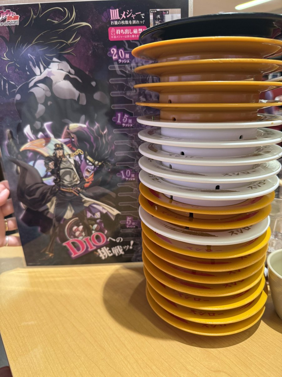 IntoNanami's tweet photo. 100皿はさすがに無理だった…(4人で30皿くらい😂)
でもお目当てのお皿は4人で1つずつ頼んだら4種コンプリート出来たし！
満足満足♥️

 #スシロー20皿ラッシュ https://t.co/VClGpEfmak