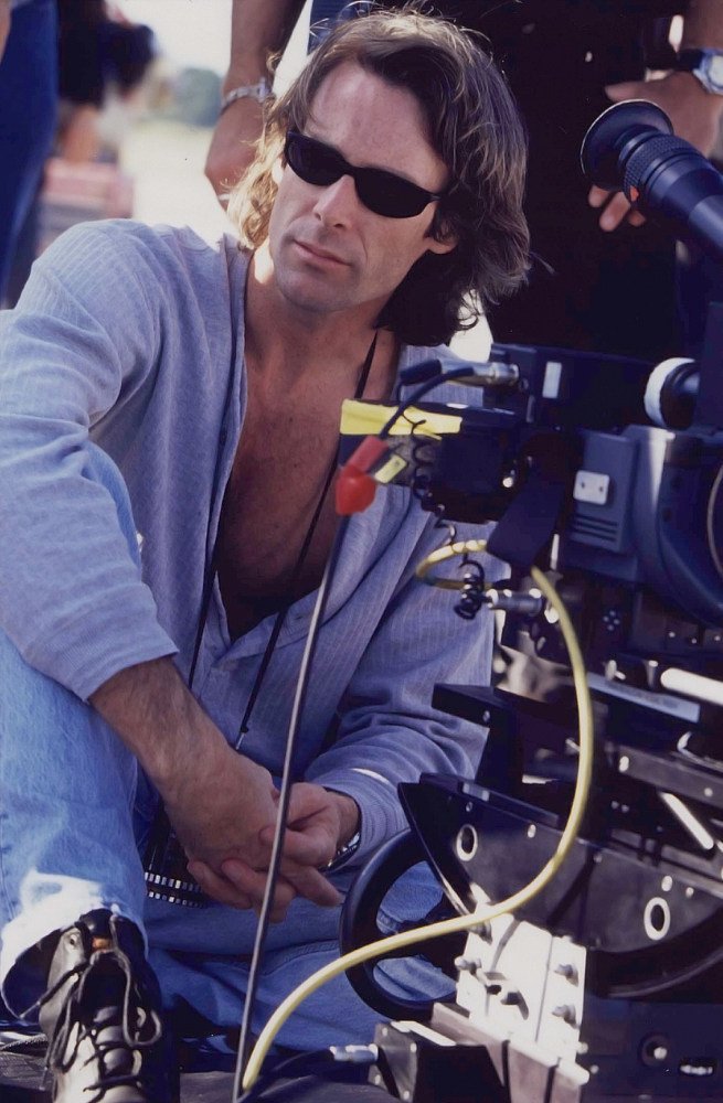 🔎 CURIOSIDADE | O dia em que o diretor Michael Bay mandou Ben Affleck "calar a boca" por causa das constantes perguntas do ator sobre as "falhas" do filme 'Armageddon'.

Durante as gravações, Affleck conta que o diretor temperamental Michael Bay lhe disse para "calar a boca"