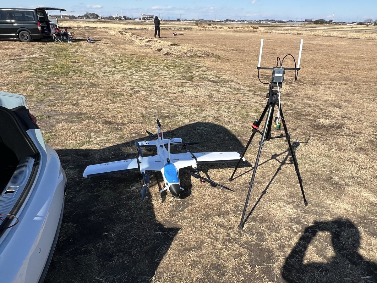 yoshi00035's tweet photo. HN15IPのテレメトリーコントロール(機体に受信機無し）だけでVTOLが飛ぶか確認テスト無事に普通にRCコントロール出来ました。
15kmはどれ位遅延するかですがジンバルコントロール時はほぼ遅延無しなので、高速飛行機で無ければそこそこコントロール出来そうな手ごたえです。 https://t.co/t8fG3bBN0b