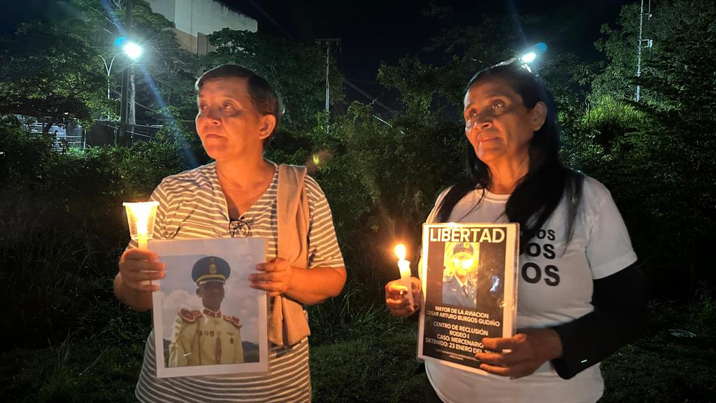 ReporteYa's tweet image. #4Feb #SinMasPresosPoliticos 
@clippve: Las familias de los presos políticos recluidos en el Rodeo I no se rinden. Al cumplirse 27 días de vigilia ininterrumpida, madres, esposas y hermanas continúan pernoctando a las afueras del centro penitenciario, manteniendo jornadas de…