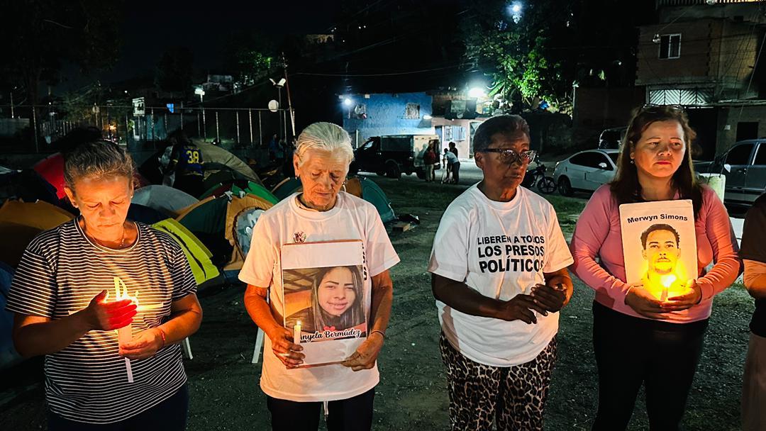 ReporteYa's tweet image. #4Feb #SinMasPresosPoliticos 
@clippve: Las familias de los presos políticos recluidos en el Rodeo I no se rinden. Al cumplirse 27 días de vigilia ininterrumpida, madres, esposas y hermanas continúan pernoctando a las afueras del centro penitenciario, manteniendo jornadas de…