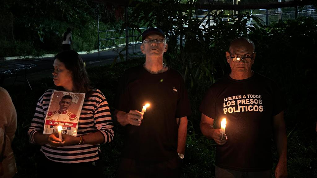 ReporteYa's tweet image. #4Feb #SinMasPresosPoliticos 
@clippve: Las familias de los presos políticos recluidos en el Rodeo I no se rinden. Al cumplirse 27 días de vigilia ininterrumpida, madres, esposas y hermanas continúan pernoctando a las afueras del centro penitenciario, manteniendo jornadas de…
