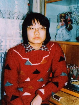 当代不应忘却的勇士(一百二十)
张向红（女，遇难时20岁）是中国人民大学国际政治系（国政系）国际共运专业87级学生，北京人。她是1989年“六四”事件（天安门事件）中的遇难者之一，在官方名单和民间档案（如中国人权HRIC、“天安门母亲”群体记录）中被反复提及，是典型的无辜平民/学生受害者案例。
