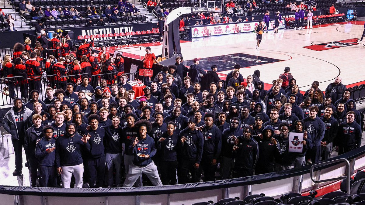 LET'S GO PEAY! 🎩🏈🏀

In the building for tonight's <a href="/GovsMBB/">Austin Peay Men's Basketball</a> game! 

#NoMatterWhat | #LetsGoPeay | #WeWILL