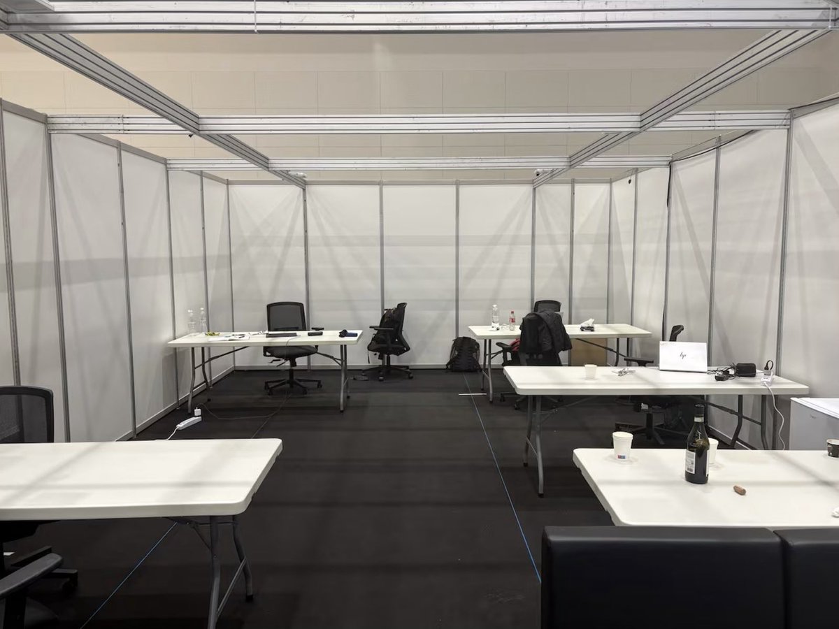 La foto de la derrota.

La sección de deportes del Washington Post es eliminada mientras cuatro periodistas llegaban a su set en el centro de prensa en Milán para contar los Juegos de Invierno. 

Se han enterado de su despido al otro lado del mundo.

📸 Chris Jones / CBC