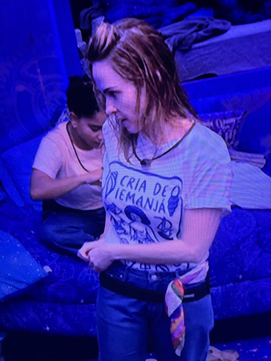 APRenaultUpdate's tweet image. Maxiane falou agora pouco no quarto do líder que Ana Paula só se afastou dela durante a "discussão", pq ela segurou sua guia e disse mostrando pra AP "aqui sou protegida por Exu"... Observem a camiseta que AP Afrontosa vai pro Barrados no baile kkkk #BBB26 #TeamRenault 🧙‍♀️🥂
