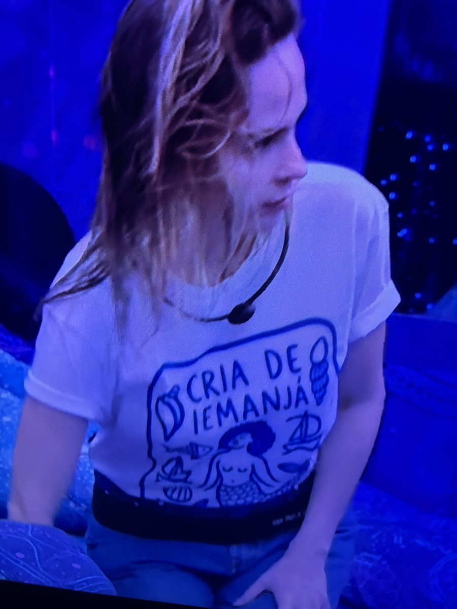 APRenaultUpdate's tweet image. Maxiane falou agora pouco no quarto do líder que Ana Paula só se afastou dela durante a "discussão", pq ela segurou sua guia e disse mostrando pra AP "aqui sou protegida por Exu"... Observem a camiseta que AP Afrontosa vai pro Barrados no baile kkkk #BBB26 #TeamRenault 🧙‍♀️🥂