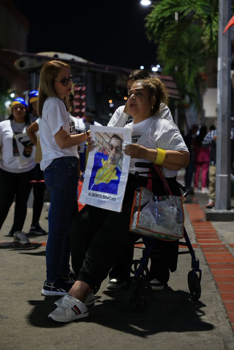 ReporteYa's tweet image. #4Feb #SinMasPresosPoliticos 
@clippve: 27 días de resistencia y fe a las afueras de El Helicoide 🇻🇪

Al cumplirse 27 días de resistencia continua, familiares de presos políticos permanecen a las afueras de El Helicoide en una vigilia marcada por la esperanza del pronto…