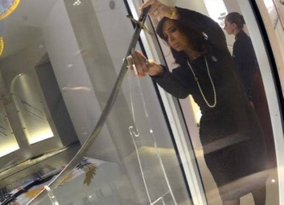 El sable de San Martin ya fue manoseado sin guantes por la villera y presidiaria de Cristina Kirchner, zurdo roñoso.👇👊✌🏿