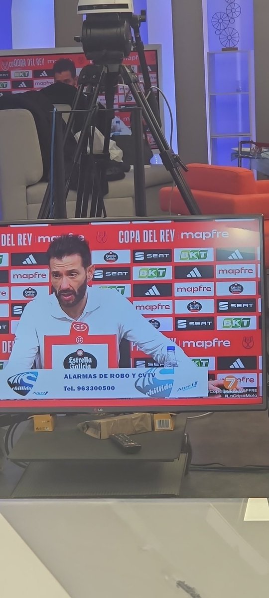 julioinsadji's tweet image. Corberan no quiere jugar con 3 centrales. 
 Es como mejor podía ir.
Pero la planificación es histórica. 
 Que sea Comert tu mejor central.
 Con 3 centrales y estando bien Diaka, aún  defendimos algo.
  Hoy la inseguridad es terrible .
  Laterales que suben , abandonando su.…