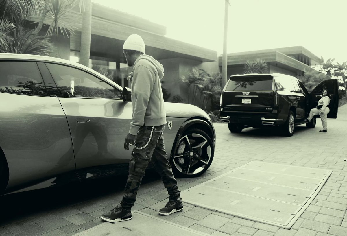 ybdeyo's tweet image. Pics from NBA YoungBoy music video ‘I Want’💚🗣️

- Keep streaming ‘Slime Cry’💿