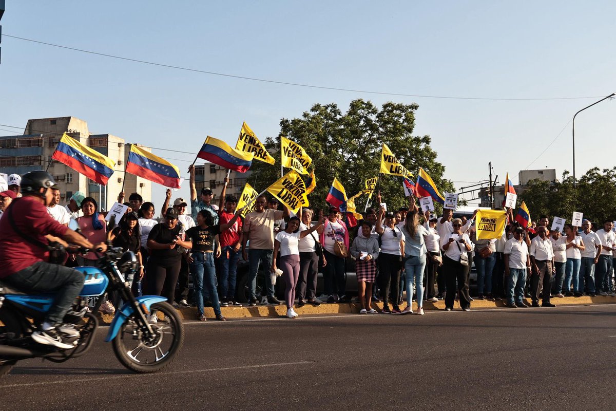 Pr1meroJusticia's tweet photo. Los justicieros salimos hoy en Maracaibo, en una toma de esquina, para exigir la liberación plena, inmediata e incondicional de Juan Pablo Guanipa y de todos los presos políticos civiles y militares.

Venezuela quiere JUSTICIA. https://t.co/nTPkjN421w