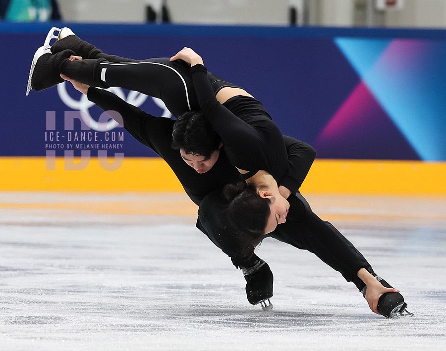 violetsvirtue's tweet photo. people complain about all black practice fits sometimes but for ice dance it feels very refreshing. everyone looks so professional. https://t.co/6xgsimbd8X