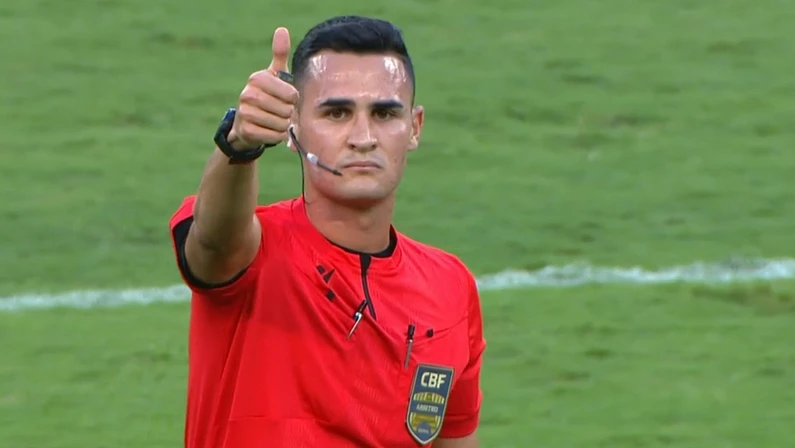 Matheus Delgado Candançan será o árbitro de Bahia x Fluminense.

Ele já apitou 7 jogos do Bahia, onde vencemos 3, perdemos 2 e empatamos 2.

Curiosamente, os dois últimos foram contra o Fluminense. A última vez que um mesmo árbitro apitou 3 jogos seguidos contra um mesmo