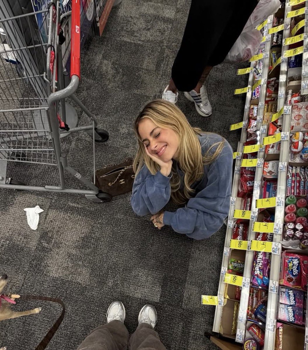 TeffStoessel's tweet photo. como amo que tini pose asi, es MUY TIERNAAAaaaaaAAAA https://t.co/2P284XbMVO