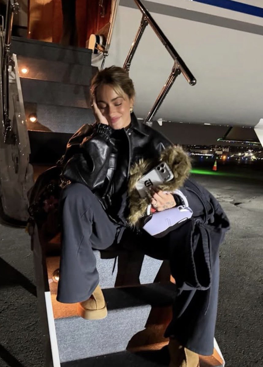 como amo que tini pose asi, es MUY TIERNAAAaaaaaAAAA