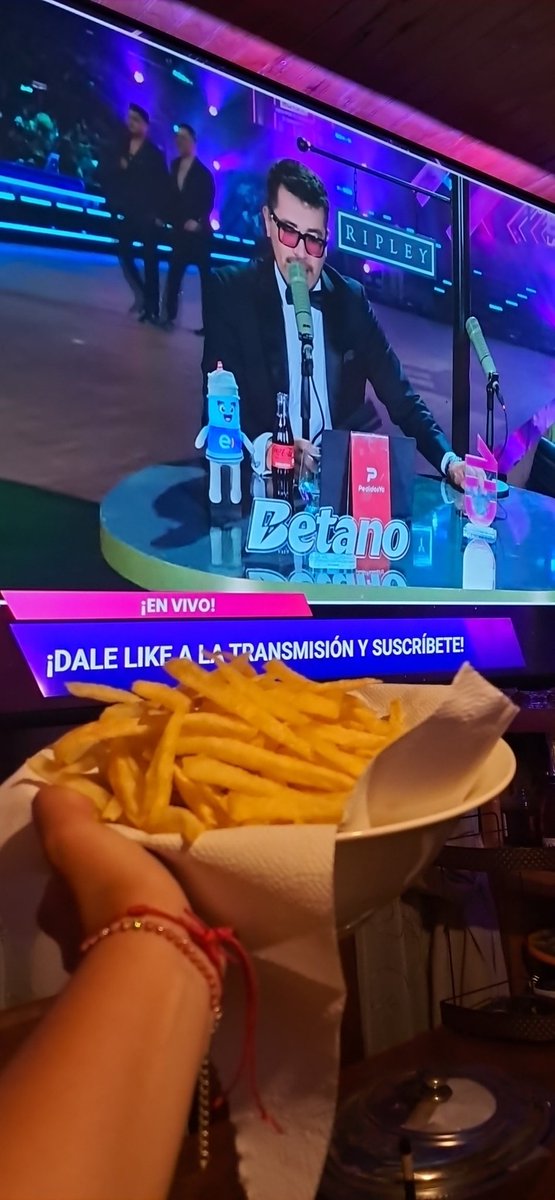 Esperando la final con papitas, mm que riko #FiebreDeBaileCHV #FinalFiebreDeBaile 
SALUDOS DESDE RUCALHUE!! 8BA REGIÓN