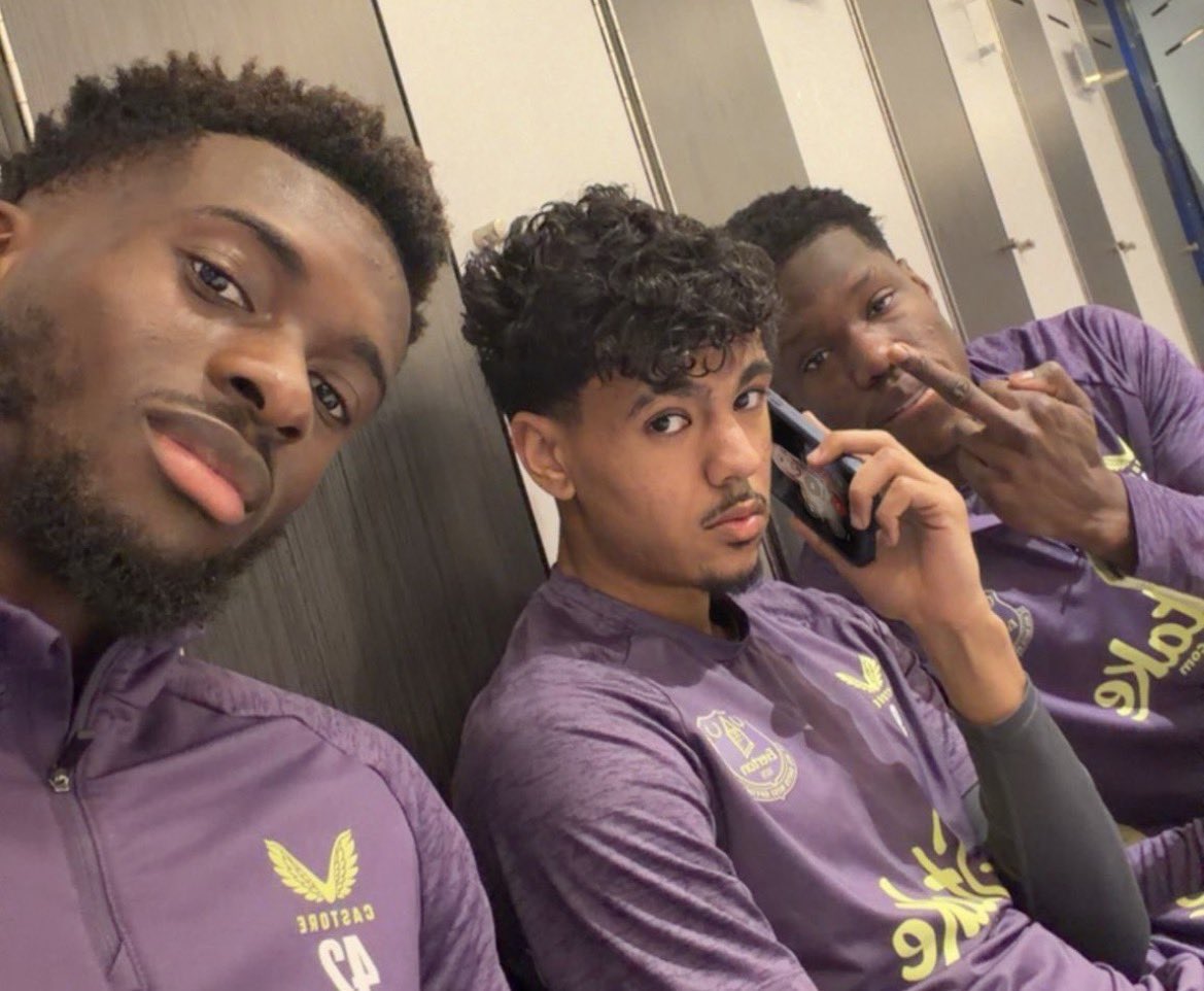 𝐄𝐑 tweet media