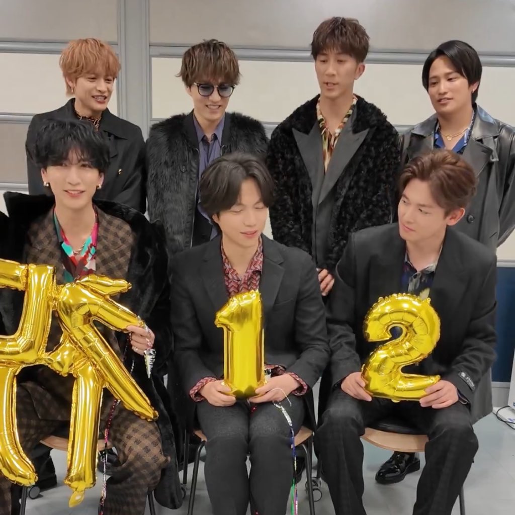nlx_kk's tweet photo. 堂��と逆「祝」を持つ藤井流星とちんまり1と2を持つこたしげ https://t.co/il9m6a8g6T