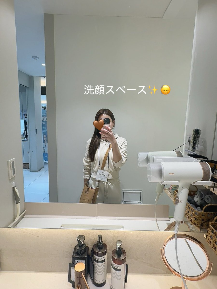 pannasan33's tweet photo. 『江南📍ダブルM』12月に続きまたまたリピ （@doublemjpn/@mnmclinic）

したのは☑️セリニュー300ショット！！
去年一度セリニューした事があって、めっちゃ良かった記憶で❗️😌またしたいと思ってて🥰今回施術提供して頂きました✨

今で10日ほど経過したけど、１週間くらいから、あれ？なんかしたっけ？セリニューだ！って感じました😂ノーマルカメラでもフェイスラインがピタッと盛れる感じがして嬉しい😭❤️w

オリジオよりも強力と言われているセリニュー🤭
セリニュー置いてるところ少ないよね？😭
私はほうれい線、下顔面中心に300ショットしました❗️麻酔クリームをしてから施術なので、痛みに弱い人でもいけそう！！最後らへんになってくると所々は熱かった！人によっては痛いと感じるのかな🥺

コケずに下顔面がキュッと引き締まった感じがするセリニューが、個人的には高周波の中で一番好きで最近の中で一番効果感じてる🤭🤭(リアルです)

丁寧かつ、いつも１時間ほどで出れてバタばかり渡韓民に本当に助かってます😭😭✨w

#DOUBLEMJPN #ダブルM #韓国綺麗になる
#韓国美容施術　#江南皮膚科 #韓国皮膚科　#韓国クリニック　#韓国美容　#韓国肌管理