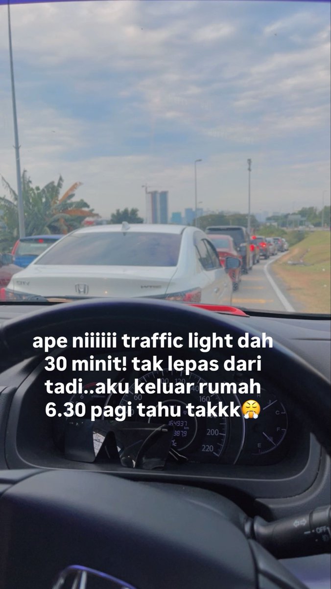 liyanayoon's tweet photo. kenapaaa traffic light greenwood lama sangatt pagi nii  dari mrr2. @AsalGombak https://t.co/4bJi9JnMkC