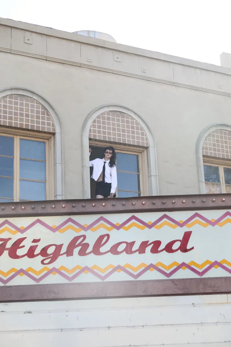 크리스틴 스튜어트가 1925년에 지어진 그리고 2024년에 문을 닫고 간판에 불이 꺼진 하이랜드 영화관 매입 — “함께 모여 계획을 세우고 꿈을 꾸는 공간으로 만들 기회. (생략) 잘난체하는 할리우드 씨네필만을 위한 곳이 아닌, 가족 같은 공간, 지역사회를 위한 장소로 만들고 싶다.”