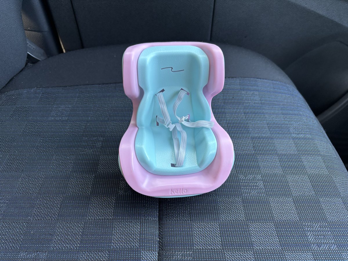 taha231estart's tweet image. ぬい用のチャイルドシートをやっと使える時が来た🎉

早速てまぬいに乗ってもらい、これからお買い物に出発🚗

🦔シートベルトもしてるから安全だね。
 #初星学園ぬいぬい部