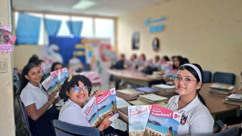 MunicipalMat21's tweet photo. Se realizó la entrega de libros de texto de Inglés a estudiantes de noveno grado de lo centros de educación secundaria regular, como parte del fortalecimiento del aprendizaje del inglés como segunda lengua. https://t.co/vRineMSNQb