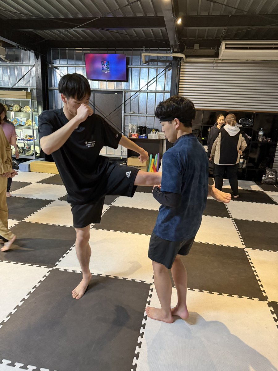 SRKLAB0409's tweet photo. 初心者キッククラス🔰🔥
🗓️毎週火曜木曜20時〜

キックボクシングの基礎を習得。筋力や体力アップの効果も得られるクラスです✨
他にもプロが教える応用編トレーニングなど本格的な指導も受けることができます◎

本日も沢山のご参加お待ちしております‼️

#栃木県キックボクシングジム
#栃木県壬生町 https://t.co/nbywBxTKXu