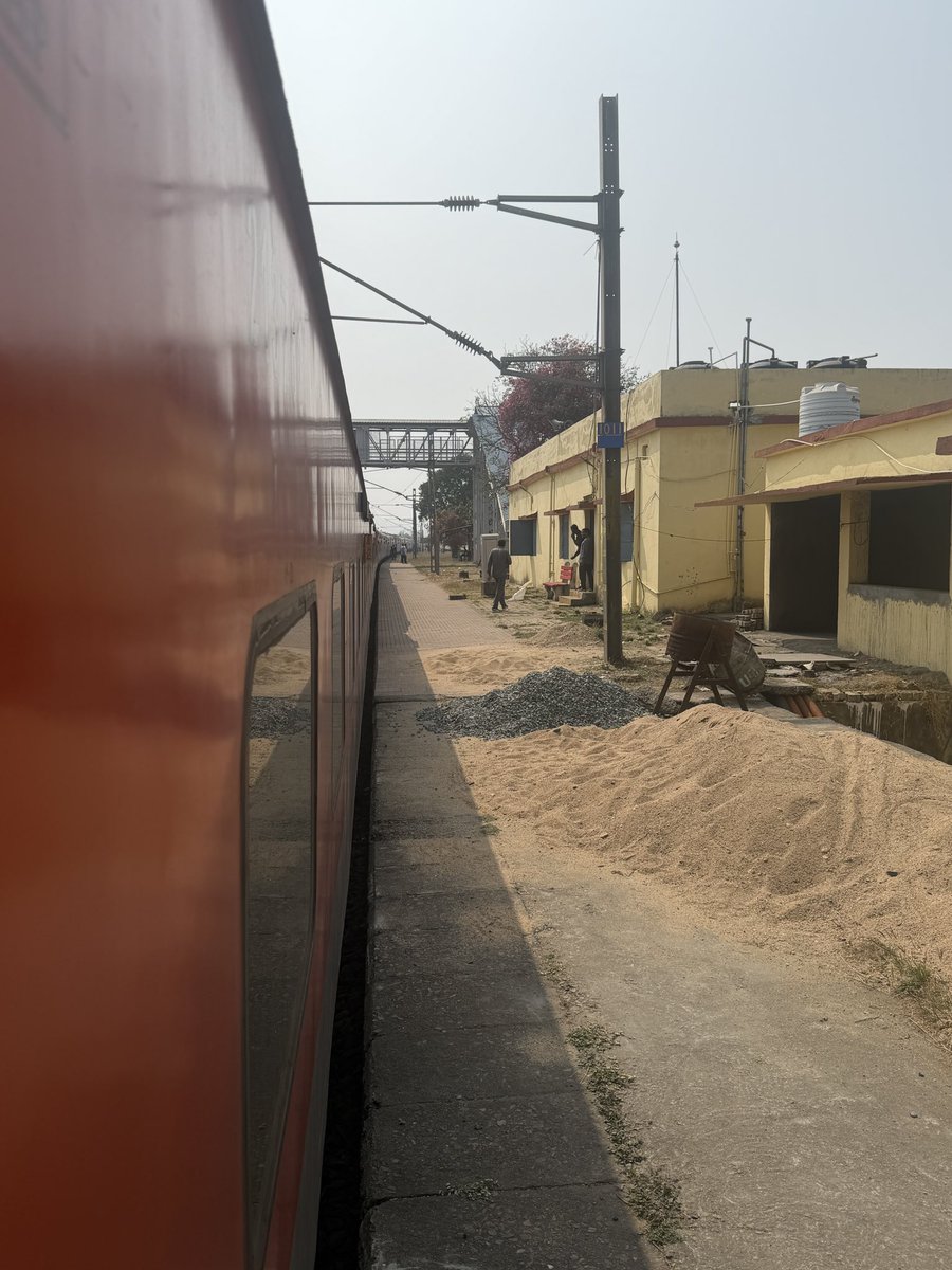 Indian Railways surprises me everytime.
The train number 20871 from Hwh to Rourkela stopped before Rourkela with an announcement to deboard it and board a different train.
We with all luggages had to switch with old women and children.
<a href="/IRCTCofficial/">IRCTC</a> <a href="/AshwiniVaishnaw/">Ashwini Vaishnaw</a>