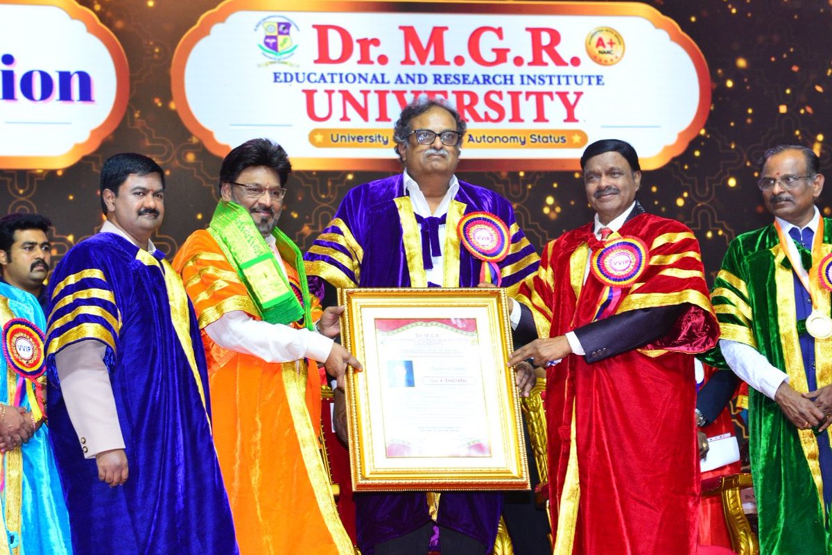 imKBRshanthnu's tweet image. Congratulations on your #Doctorate @UngalKBhagyaraj appa ❤️🎉
Thank you #MGRUniversity #ACShanmugam sir for honouring appa