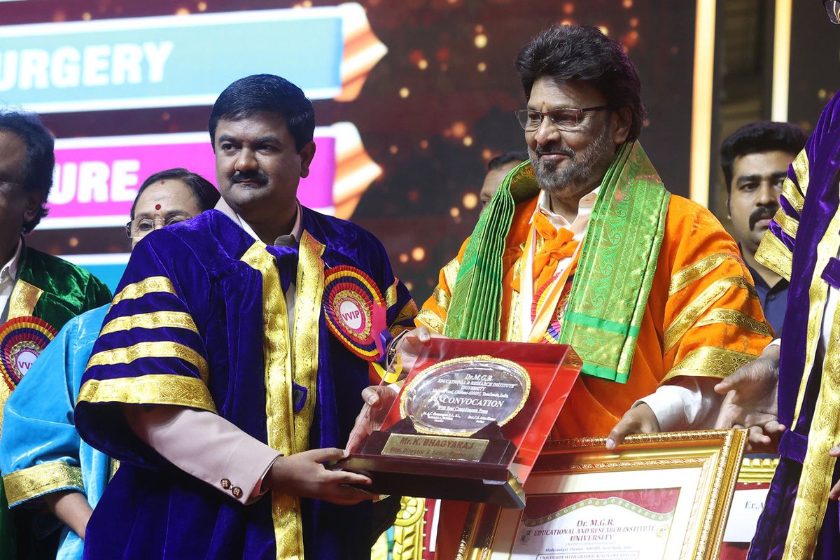 imKBRshanthnu's tweet image. Congratulations on your #Doctorate @UngalKBhagyaraj appa ❤️🎉
Thank you #MGRUniversity #ACShanmugam sir for honouring appa