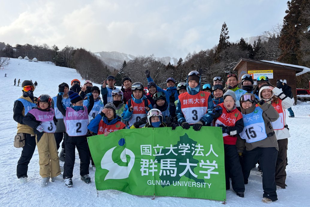 gunma_uni_ad's tweet photo. 【イベント】2/1(日)にかたしな高原スキー場で、障害のある子どもたちの為の「雪遊び・スキー教室」を実施しました。

天候にも恵まれ、青空とキラキラの雪の中、参加者の皆さんはスキーに挑戦し、雪遊びを楽しみました。
共同教育学部の学生は障害のある子どもたちを支援し、多くの学びがありました。 https://t.co/PDmmezNNfU