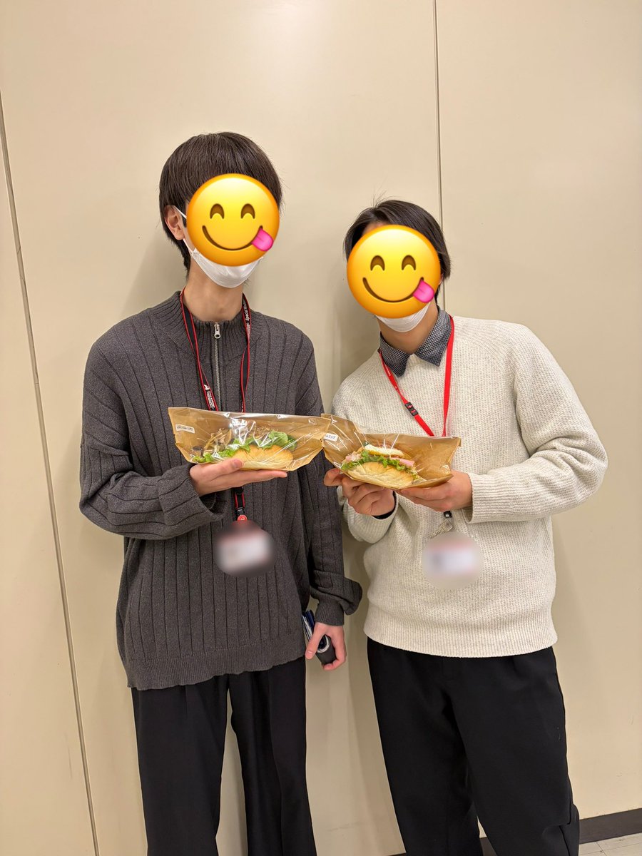 コッペパンを抱えてうれしそうに教室から出てくる学生たちが、とっても可愛らしかったです😽🫶🏻

1枚目の写真、あれ？？ちゃっかり学生たちに混じって爆買いしている先生が………🫢

(就職課：新舘🦉)