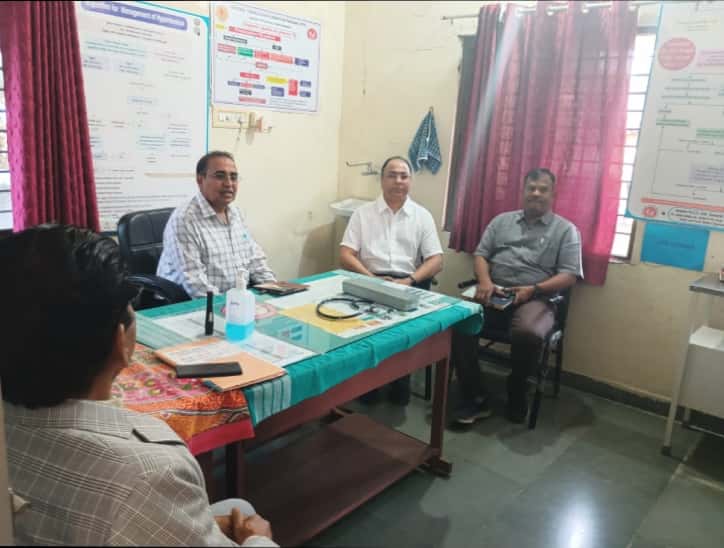 SbccUrban's tweet photo. તા.05-02-2026 અને તા.06.02.2026 બે દિવસ રાજ્ય કક્ષા ની મિટિંગ હોઈ આજ રોજ Respe. CDHO સર શ્રી RCHO સર,DMO સર શ્રી રાજ્ય કક્ષા ની ટીમ સાથે UPHC છોટાઉદેપુર ની મુલાકાત લેવામાં આવી જેમાં તમામ સ્ટાફ હાજર રહ્યાં હતા.
@collectorcu @DDOCUdepur @dieco_cu_health @NHMGujarat https://t.co/tlqh5KaWRp