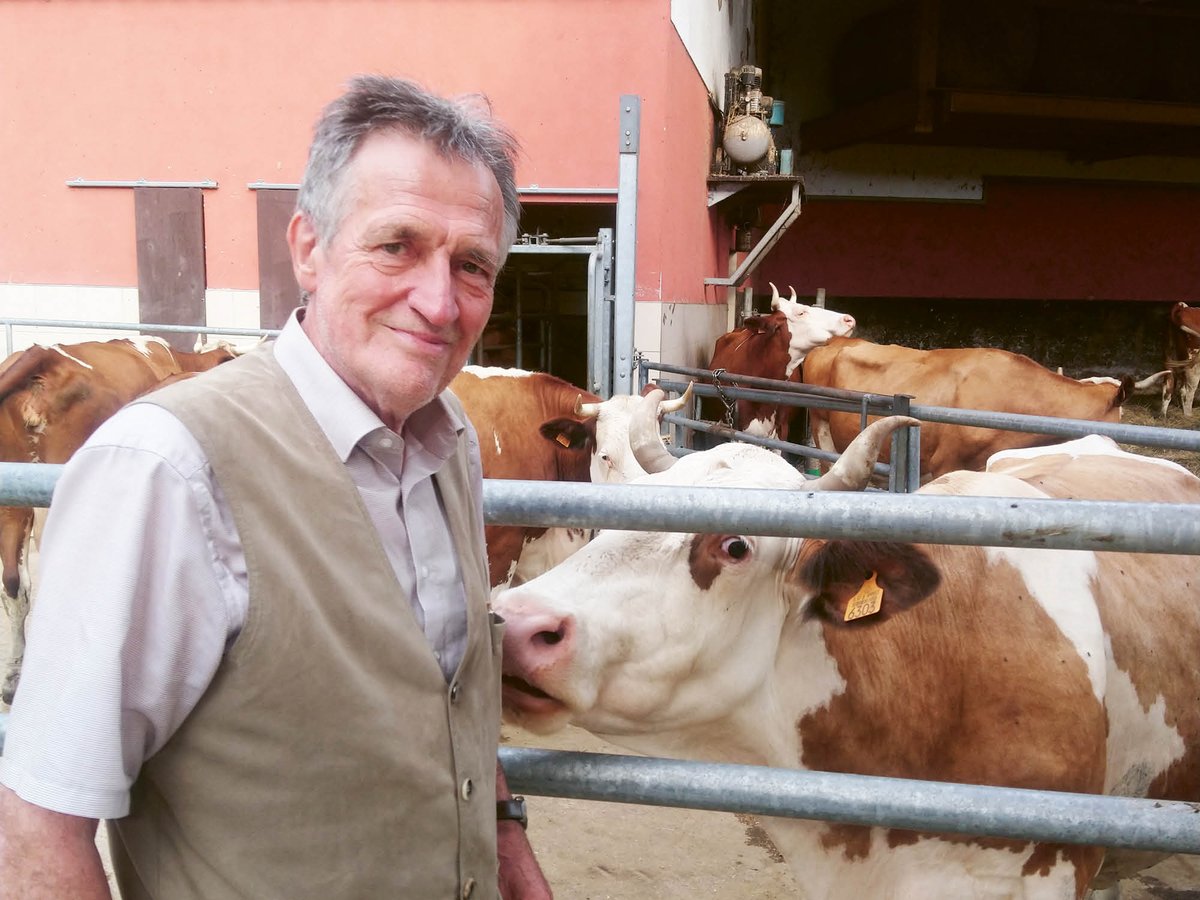Die Grenzen sprengen

Änder Schanck hat in Luxemburg eine Pioniertat vollbracht: Aus dem ersten Biobetrieb des Landes entstand mit der Oikopolis-Gruppe ein assoziatives Wirtschaftsmodell, in dem Bauern, Verarbeitende und Konsumenten gemeinsam Eigentümer sind. Selbst
