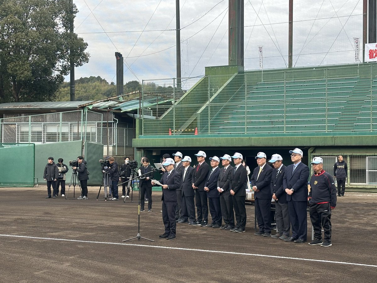 오늘 오전, 지역 주민들의 환영식과 함께 퓨처스 스프링캠프를 시작했습니다🔥

구단은 환영에 대한 보답으로 스프링캠프 기념품, 벽시계를 포함한 구단 상품들을 전달했습니다.

퓨처스 선수단은 고치에서 3/4(수)까지 훈련 및 연습경기를 소화하고 귀국할 예정입니다.