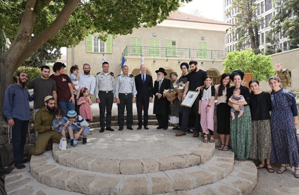 MahapachIsraeli's tweet photo. אל תסיקו מסקנות על דוד זיני מראש הכת שלו, הרב הקיצוני טאו וחשוד בעבירות מין נגד נשים. 
אל תסיקו מסקנות על דוד זיני מאביו, שהוקלט מאיים ברצח על חבר כנסת ולפוצץ את בית המשפט העליון. 
אל תסיקו מסקנות על דוד זיני מאימו, שהוקלטה אומרת שטבח ה-7/10 הוא נס. 
אל תסיקו מסקנות על דוד זיני מאחיו, שמואל זיני, יד ימינו של המיליארדר פאליק, בהקמת חברות קש והסתרת נכסים. 
אל תסיקו מסקנות על דוד זיני מאחיו, בצלאל זיני, מסייע לאויב בשעת מלחמה, שהבריח סחורות לעזה לחיזוק החמאס וביצור שלטונו ברצועה. 
אל תסיקו מסקנות על דוד זיני מראיון של 5 דק׳ במכונית מאחורי הגב של הרמטכ״ל לאחד התפקידים הכי רגישים במדינה. 
אל תסיקו מסקנות על דוד זיני ממינויו על ידי נאשם בפלילים ראש הקושרים שמבצע כאן הפיכה משטרית נגד הדמוקרטיה הישראלית  ואנשיו מסובכים בעבירות ביטחון חמורות מכף רגל ועד מעל הראש. 
אל תסיקו מסקנות על דוד זיני מהאמירה שלו  ש״מערכת המשפט היא דיקטטורה השולטת בכל המדינה״ וכי לא תמיד צריך לציית לשלטון החוק. 
אל תסיקו מסקנות על דוד זיני מסירובו ללחוץ יד לנשים שמשרתות בארגון. 

ריקבון מוחלט, והרבה חוצפה להטיף לאחרים. 
ועם כזה רזומה, איך בדיוק ראש השב״כ ילחם בתופעה המסוכנת של הבגידה מפנים אצל תומכי המשטר ?