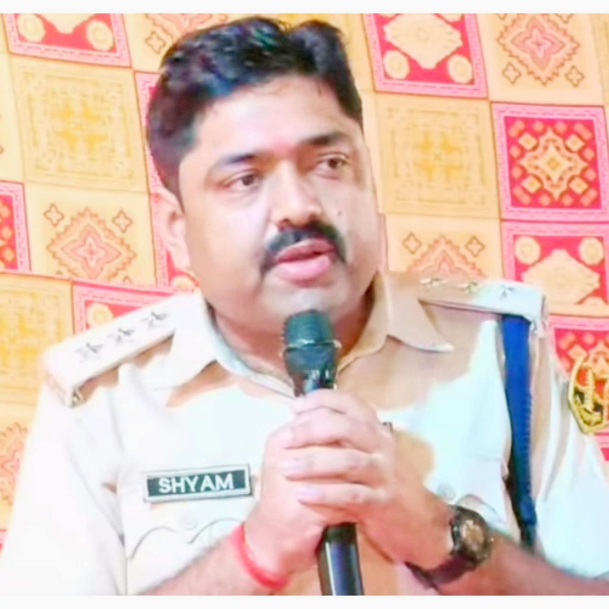 इसलिए कहता हूं बिश्नोई समाज के अधिकारी किसी के नहीं होते और ना ही कभी समाज का भला करते हैं......!!
समाज के मंचों पर बड़ी बड़ी फेंकने वाले अधिकारियों के भाषण भी चलते हैं तो मै वहां से चला जाता हूं!!

ये वही श्याम है जिनका मनोहर भादू ने सुसाइड से पहले मेसेज में जिक्र किया था?